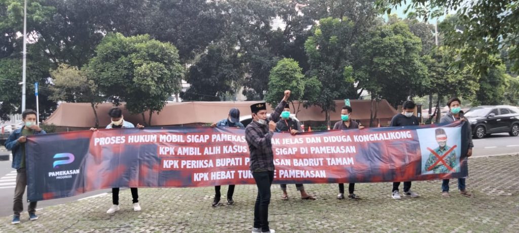 Pamekasan Progress melakukan aksi demonstrasi di depan Gedung Merah Putih KPK, Kuningan, Jakarta Selatan, Jumat (23/04).