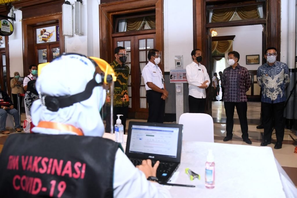 Presiden Jokowi didampingi Menkes, Gubernur Jabar, Wali Kota Bogor, dan Dirut PT KAI saat meninjau vaksinasi COVID-19 massal di Stasiun Bogor, Jabar, Kamis (17/06/2021).