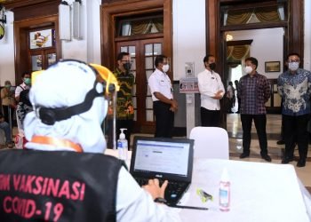 Presiden Jokowi didampingi Menkes, Gubernur Jabar, Wali Kota Bogor, dan Dirut PT KAI saat meninjau vaksinasi COVID-19 massal di Stasiun Bogor, Jabar, Kamis (17/06/2021).