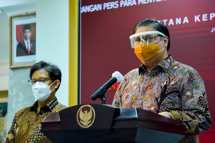 Ketua KPCPEN Airlangga Hartarto didampingi Menkes Budi G. Sadikin saat menyampaikan keterangan pers, di Kantor Presiden.