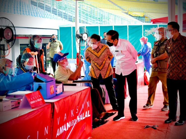 Peninjauan vaksinasi COVID-19 massal di Stadion Patriot Candrabhaga, Bekasi, Jabar, Senin (14/06/2021) pagi.