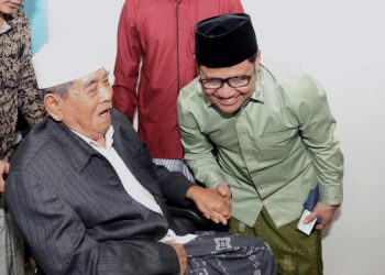 Ketua Umum Partai Kebangkitan Bangsa (PKB) Abdul Muhaimin Iskandar bersama ulama besar Nahdlatul Uama (NU) KH. Zainudin Djazuli.