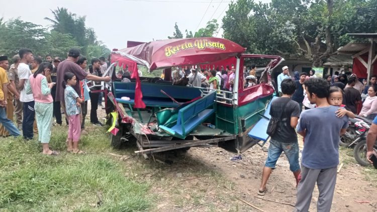 Odong-odong ringsek tertabrak kereta di Kabupaten Serang/Net