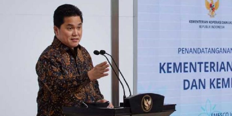 Menteri Badan Usaha Milik Negara (BUMN) Erick Thohir menyampaikan sambutan sebelum menandatangani nota kesepahaman (MoU) tentang pengembangan dan pembinaan koperasi dan UMKM di Gedung Smesco, Jakarta, Jumat (14/8/2020). Penandatanganan MoU tersebut diharapkan menjadi payung hukum yang mendorong perusahaan BUMN untuk turut mendukung pengembangan dan pembinaan KUMKM di Indonesia, baik dalam hal pendampingan, penyediaan bahan baku, logistik, penyerapan produk KUMKM dan pemasaran melalui platform digital. ANTARA FOTO/Dhemas Reviyanto/NZ