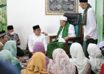 Gus Muhaimin silaturahmi dengan sesepuh Pondok Pesantren Tanwiriyah, KHR. Abdul Halim atau Ajengan Lim di Cianjur, Jawa Barat, Selasa (4/10). (Foto: istimewa)