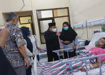 Wakil Ketua DPR RI Muhaimin Iskandar atau Cak Imin, saat menjenguk pasien korban insiden Kanjuruhan di RSSA Malang, Sabtu (8/10/2022). Foto: Bacamalang