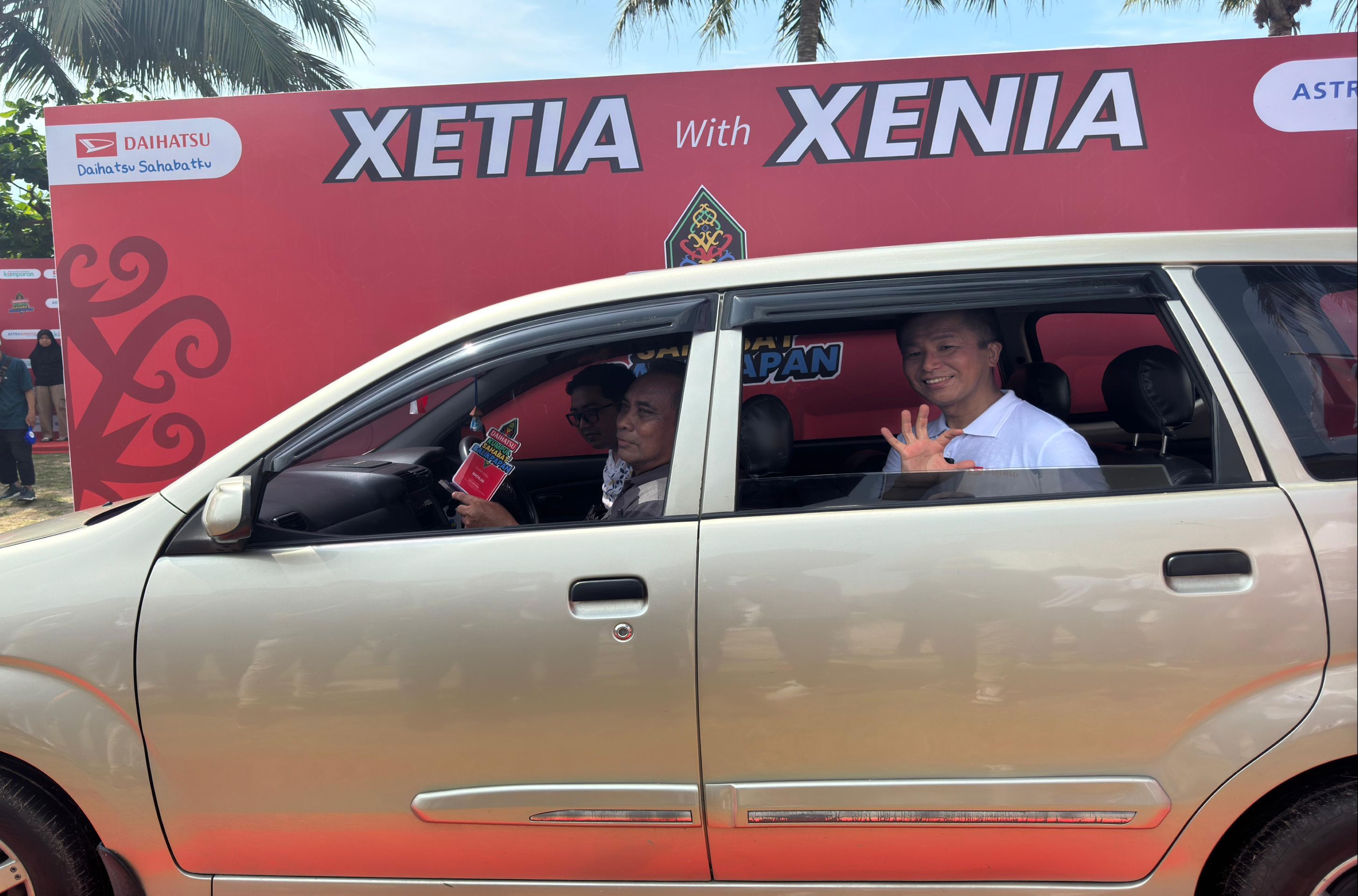 Manajemen Daihatsu Sambil Mencoba Menaiki Mobil Pelanggan Xenia Terpilih Dengan Kondisi Mobil Yang Tetap Terawat Dengan Baik