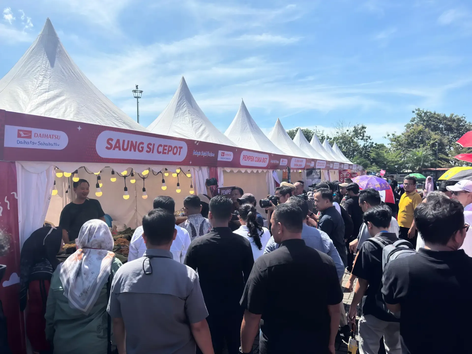 Deretan Booth Umkm Lokal Yang Dipenuhi Oleh Pengunjung