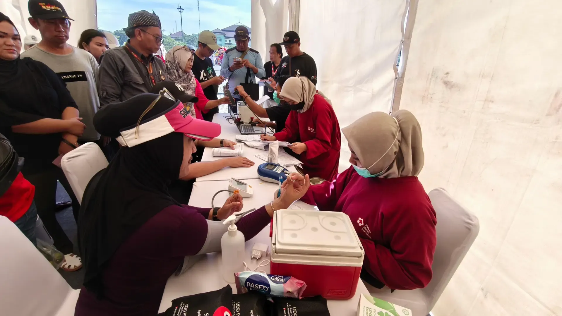 Antusiasme Pengunjung Terhadap Aksi Kemanusiaan Kegiatan Donor Darah Di Kumpul Sahabat Tangerang