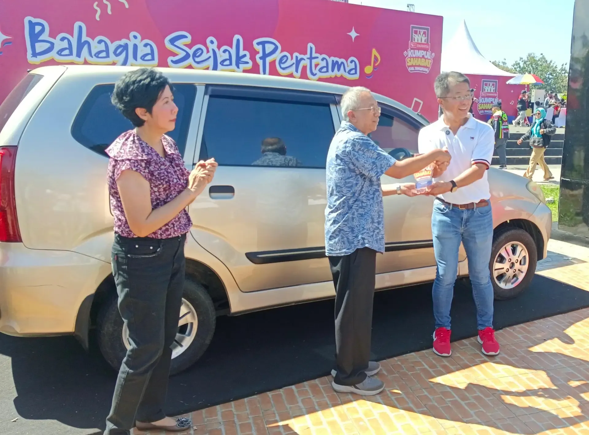 Penyerahan Apresiasi Pengguna Mobil Daihatsu Bertema Bahagia Sejak Pertama