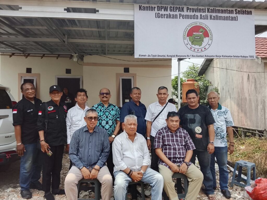 H. Junaidi bersama jajaran pengurus GEPAK Kalsel di depan sekretariat baru DPW GEPAK Kalsel di Kabupaten Banjar.