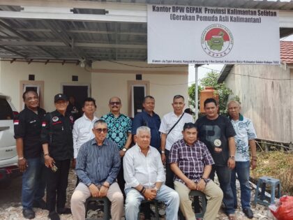 H. Junaidi bersama jajaran pengurus GEPAK Kalsel di depan sekretariat baru DPW GEPAK Kalsel di Kabupaten Banjar.