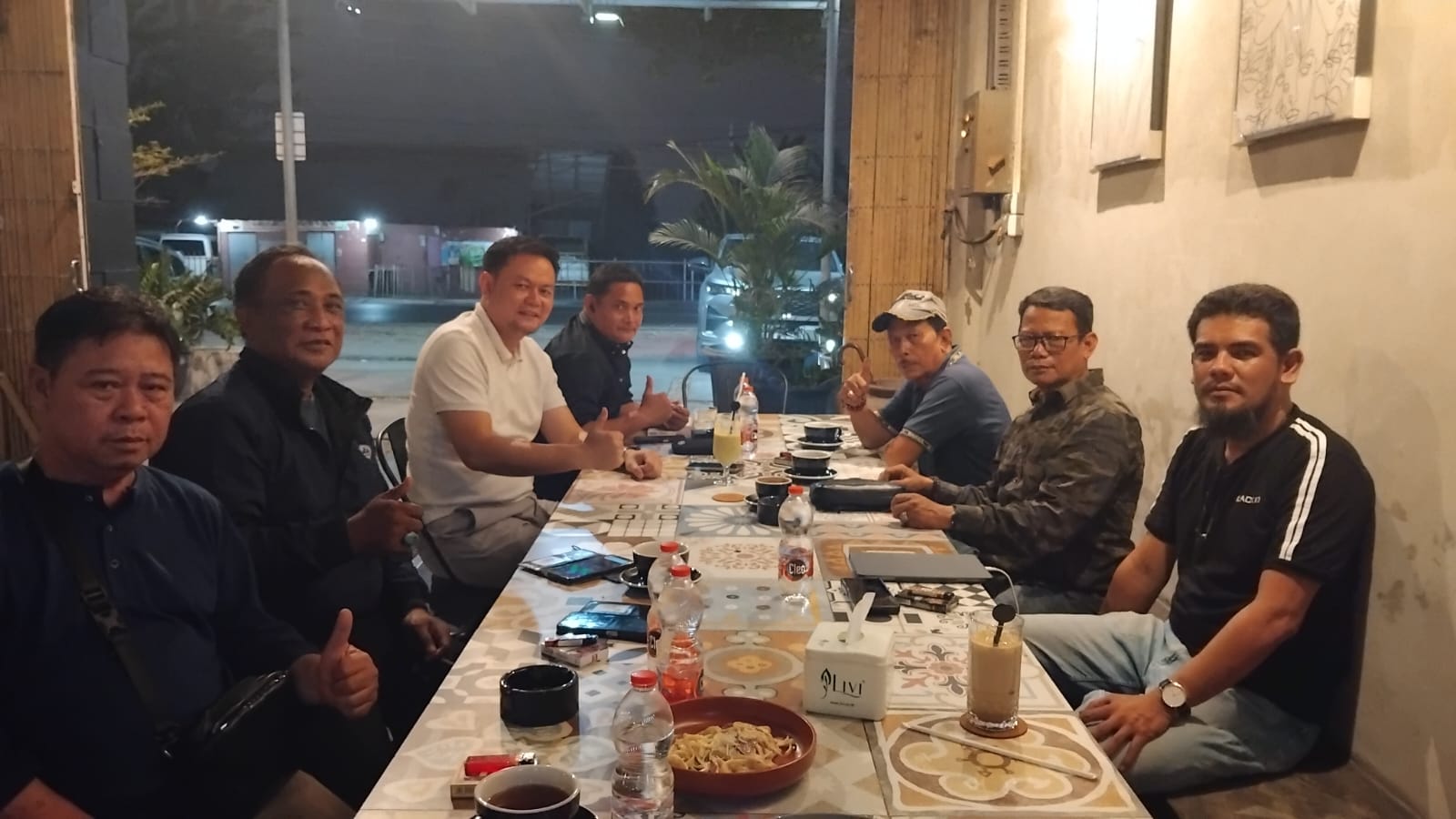 Suasana akrab pertemuan Ketua GEPAK Tabalong, Remon Bhima Persadha dengan para jurnalis di Cafe Space Ground Banjarmasin, Sabtu (3/10/2026). Ilustrasi: WARTAINDONESIA.CO.ID