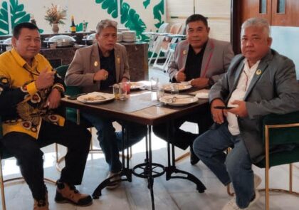 H. Junaidi Ketua GEPAK Kalsel duduk bersama jajaran pengurus GEPAK Kalsel