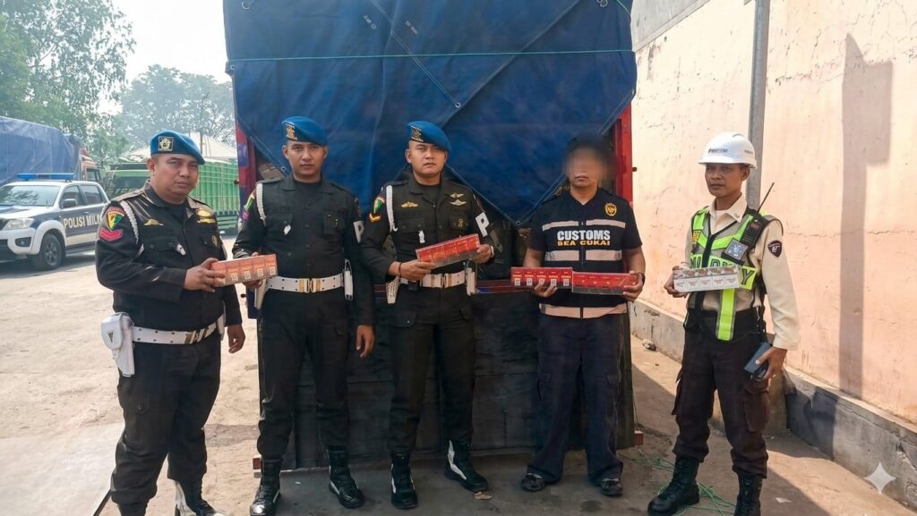 Petugas gabungan mengamankan rokok diduga ilegal di kawasan Pelabuhan Trisakti Banjarmasin