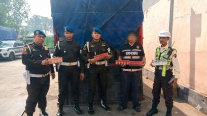 Petugas gabungan mengamankan rokok diduga ilegal di kawasan Pelabuhan Trisakti Banjarmasin