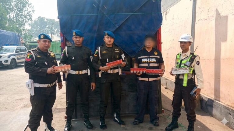 Petugas gabungan mengamankan rokok diduga ilegal di kawasan Pelabuhan Trisakti Banjarmasin