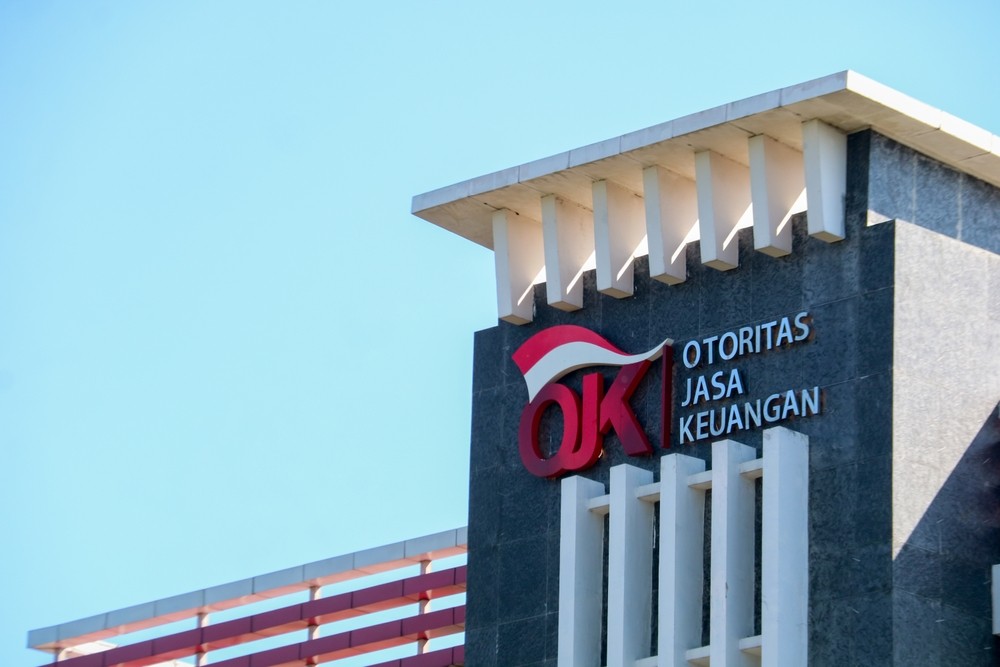 Gedung Otoritas Jasa Keuangan OJK terkait pengawasan dan pengembangan industri asuransi syariah di Indonesia.