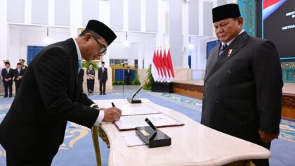 Nuzran Joher menandatangani berita acara pengucapan sumpah sebagai Ketua Ombudsman Republik Indonesia