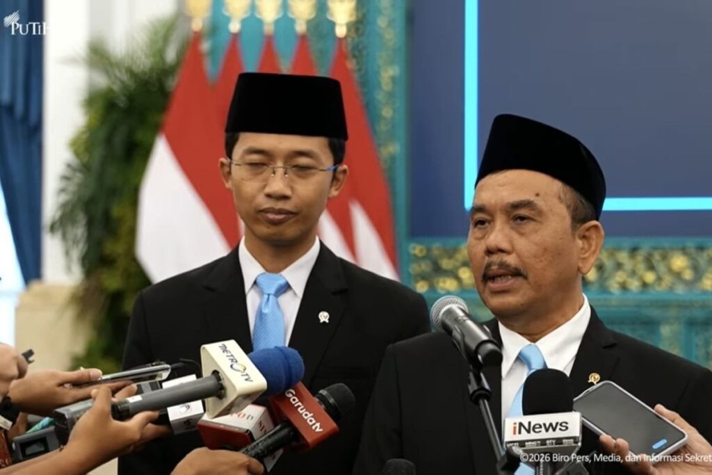 Syahganda Nainggolan memberikan keterangan usai dilantik sebagai Kepala Bakom RI